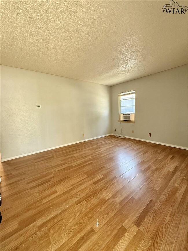Photo - 1405 Tanbark Rd
