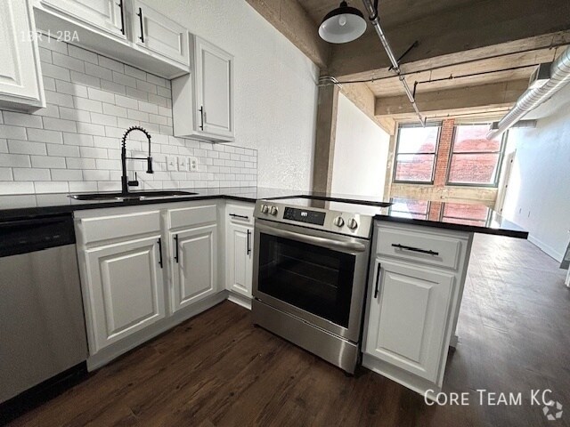 Building Photo - Large 1 Bedroom + Den, Top Floor Loft in D... Unit 411