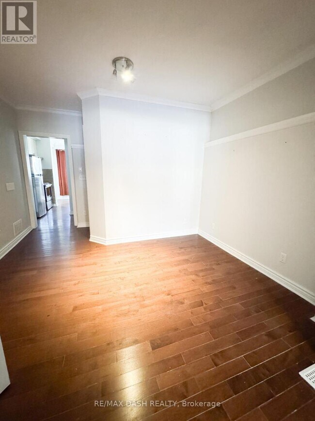 Photo - 1529 Queen St E