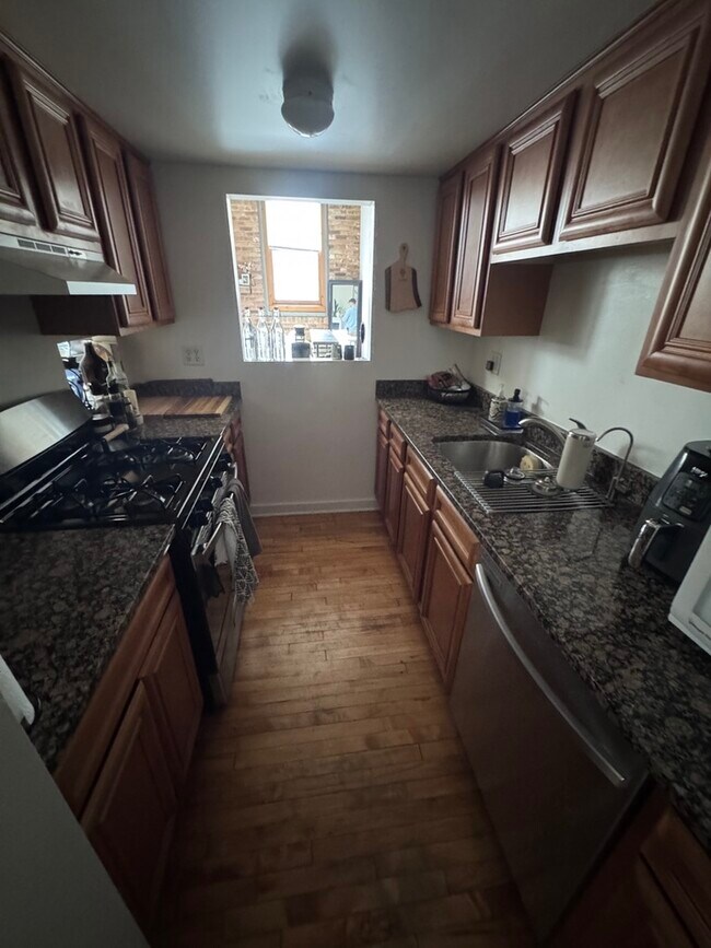 Photo - 1114 W Belmont Ave Unit 002