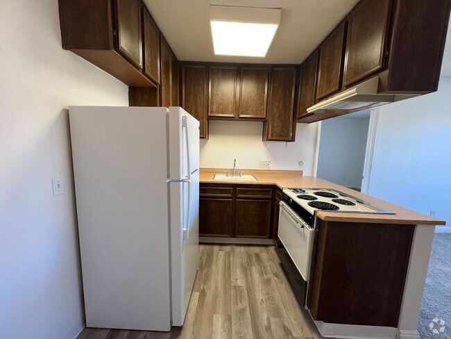 Building Photo - UPSTAIRS 1 BED 1 BATH w/ ONSITE LAUNDRY As... Unit 26 Rental