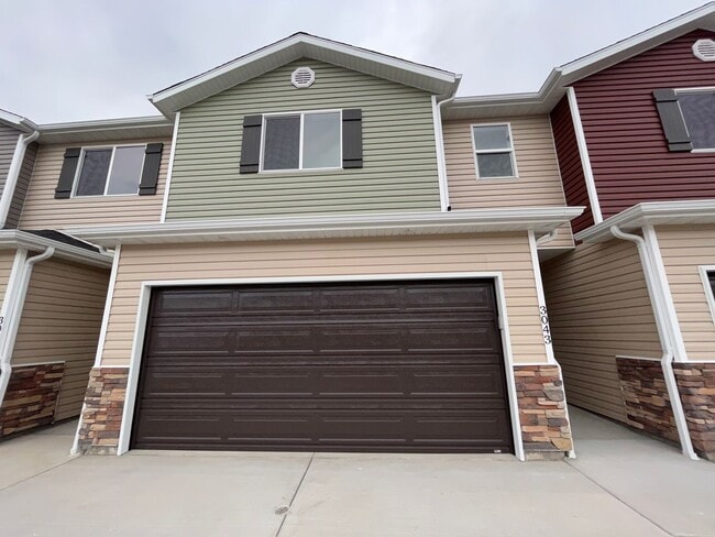 Building Photo - Beautiful Brand-New Townhome!!