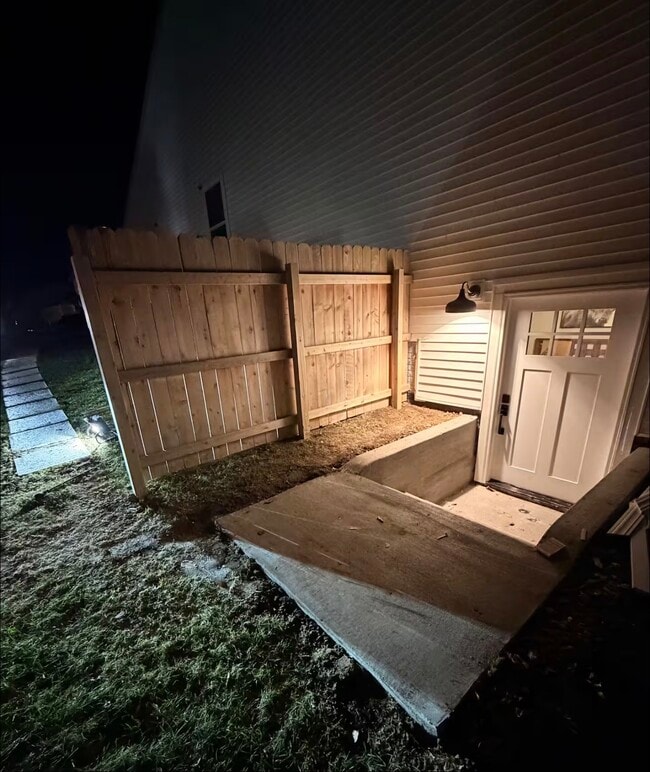 Building Photo - 4434 Honey Bee Rdg Unit Lower Level