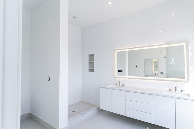 The Royal-Penthouse Bathroom