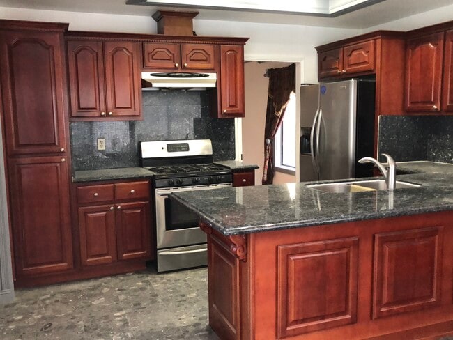 Kitchen - 49 Rising Hill Rd Rental