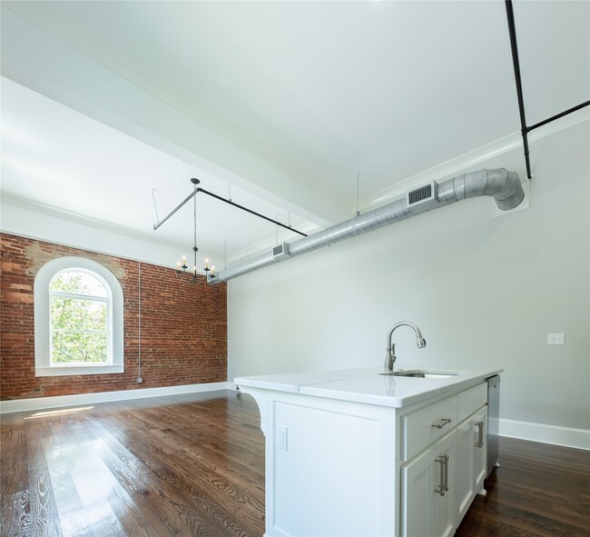 Photo - 201-201 W Jefferson St Unit 201