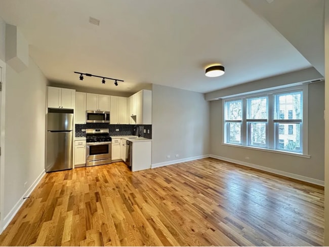 Building Photo - 655 W Wrightwood Ave Unit 300