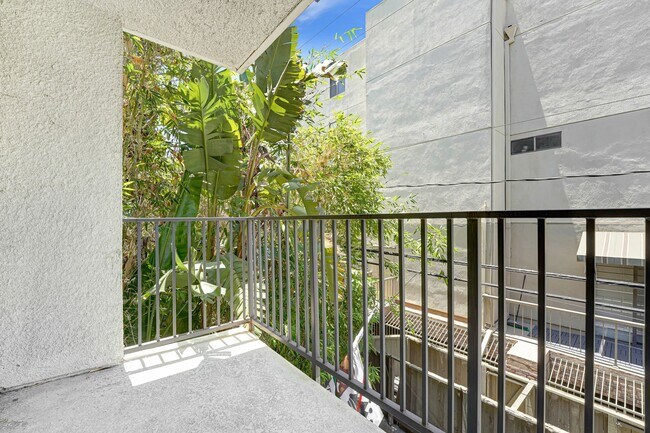 Photo - 727 Westbourne