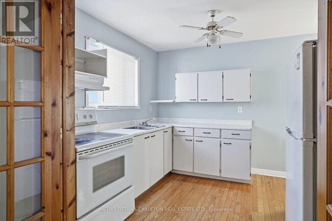 Photo - 704 Claude St