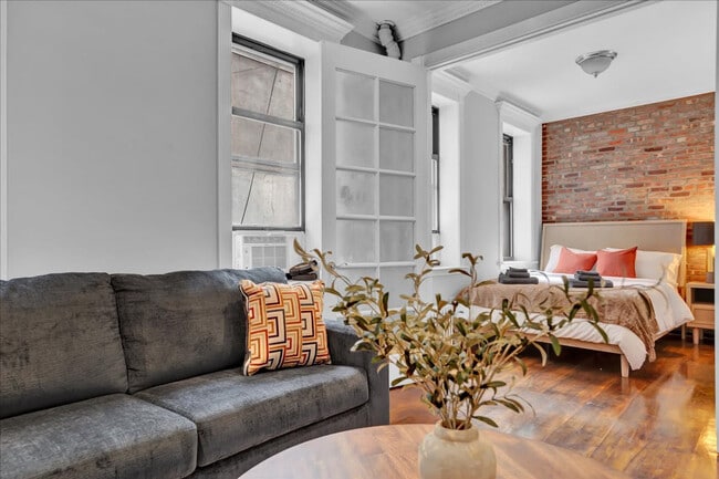 Building Photo - 346 E 18th St Rental
