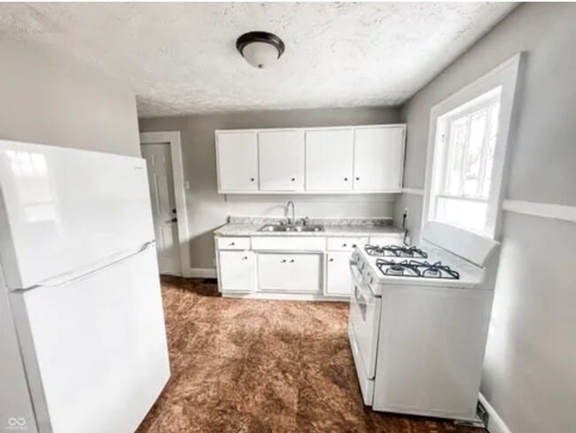 Building Photo - 2 bedroom 1 bath home