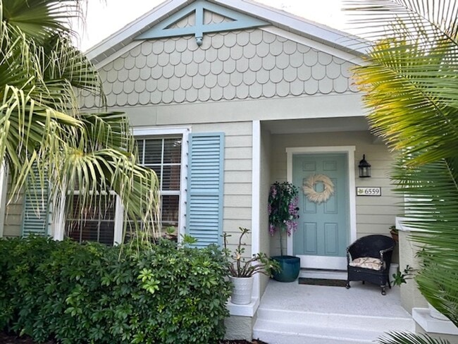 Building Photo - 2/2 UNFURNISHED - ADORABLE BUNGALOW- WITH GARAGE/GATED COMMUNITY