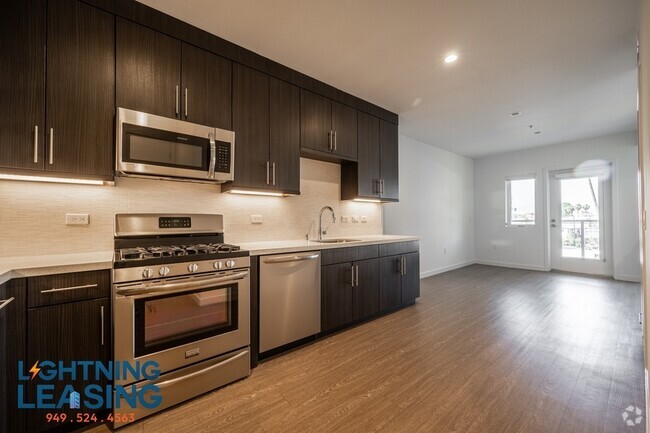 Building Photo - 1 Month FREE! Stunning Studio in North Hol... Unit 410D Rental