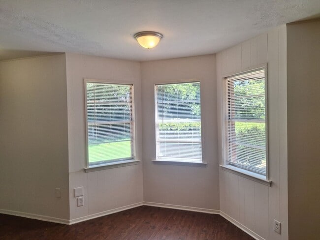 Photo - 513 Simmons Dr
