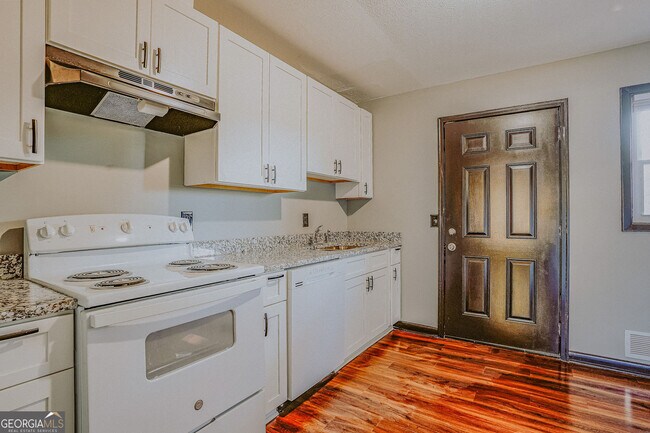 Photo - 2877 Whispering Hills Dr