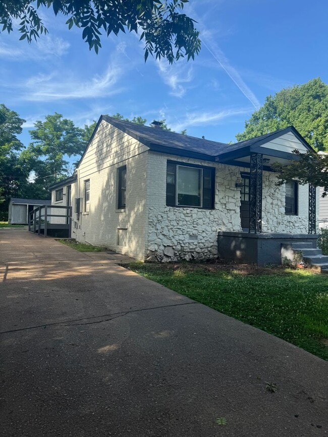 1981 Boyle Ave