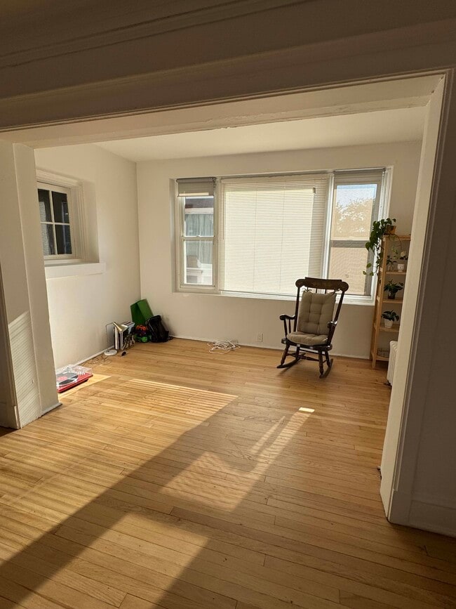 Building Photo - 3619 N Pine Grove Ave Unit 3
