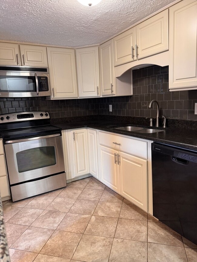 Building Photo - 3 Bedroom || 2.5 Bathroom - Townhome