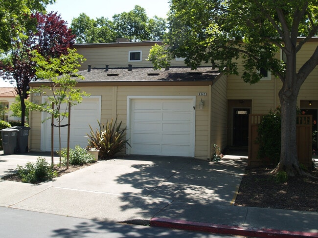 Building Photo - Stunning 1 Bedroom 1.5 bath townhouse in d...