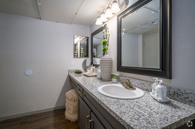 1BR, 1BA - 800SF