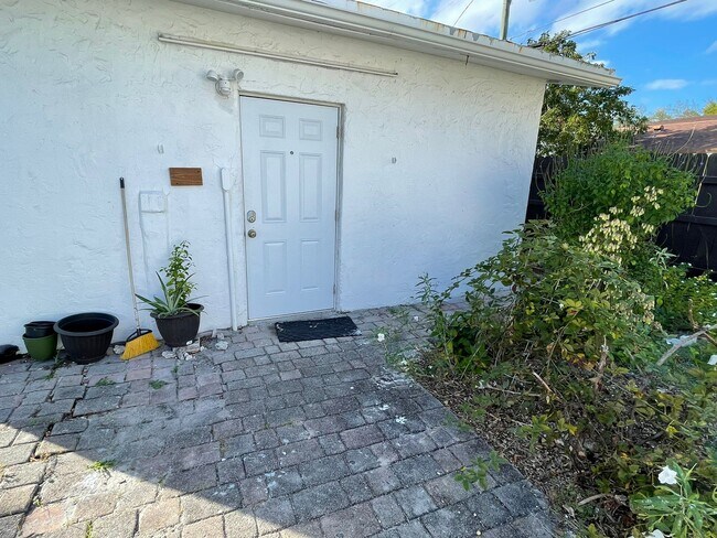 1912 N 20th Ave Unit REAR