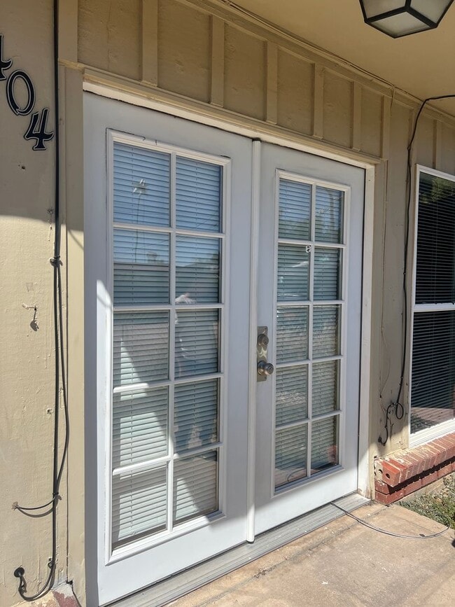Building Photo - Freshly Painted 3 bed 1 bath with fenced f... Unit Sunny 404 Rental