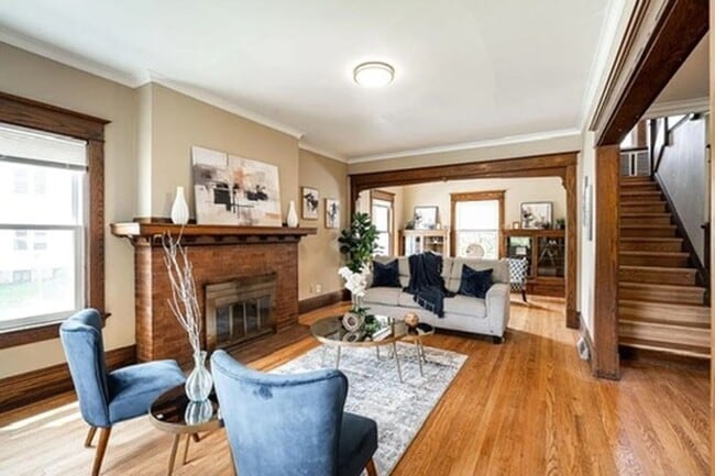 Amazing 5-Bedroom, 2.5 Bathroom Updated Ho... - Amazing 5-Bedroom, 2.5 Bathroom Updated Ho... House
