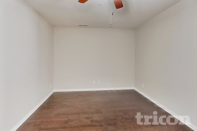 Photo - 305 Woodfern Ct