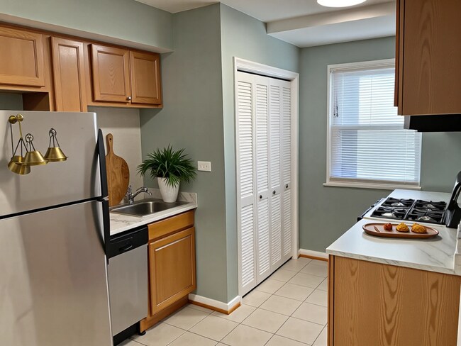 Photo - 526 Kenyon St NW Unit 104