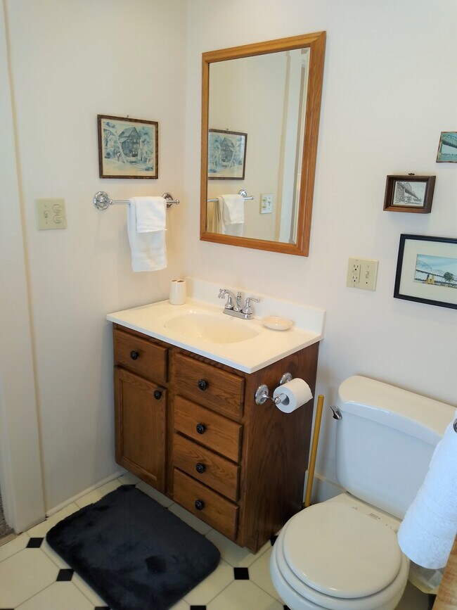 Bath - 301 2nd W St Unit 3