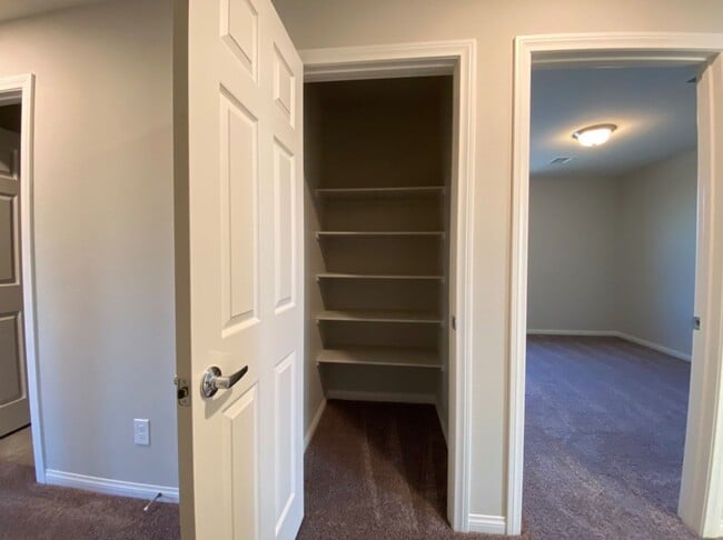 Building Photo - 4 BED 2.5 BATH 2 CAR GARAGE, LARGE CORNER...