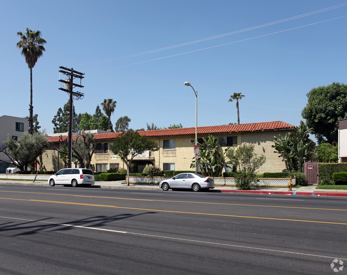 8411 Balboa Blvd - Balboa Boulevard Apartments