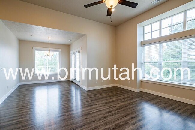 4645 Locust Ln E