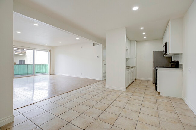Photo - 5460 White Oak Ave Unit K301