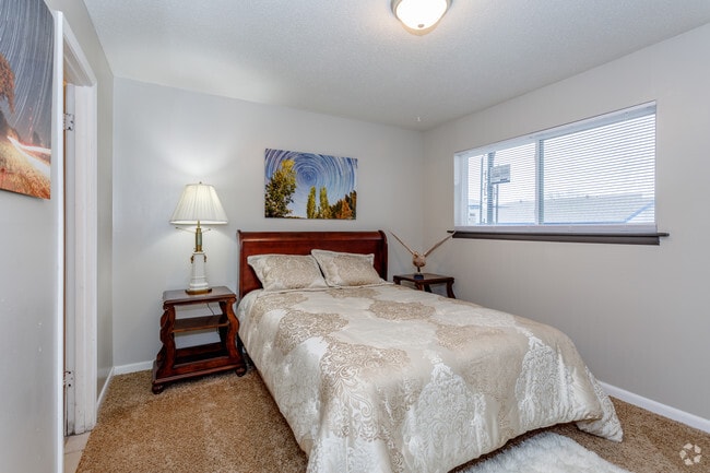 2BR, 2BA - 925 SF