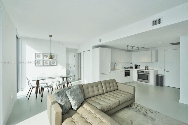 Photo - 501 NE 31st St Unidad 3109