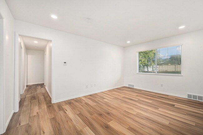 Photo - Royal Court Apartments