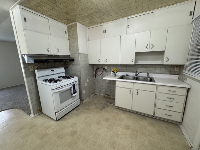 1120 W Centre St