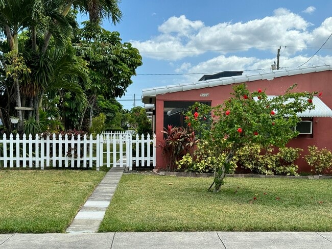 Building Photo - 1734 Fletcher St Unit 3