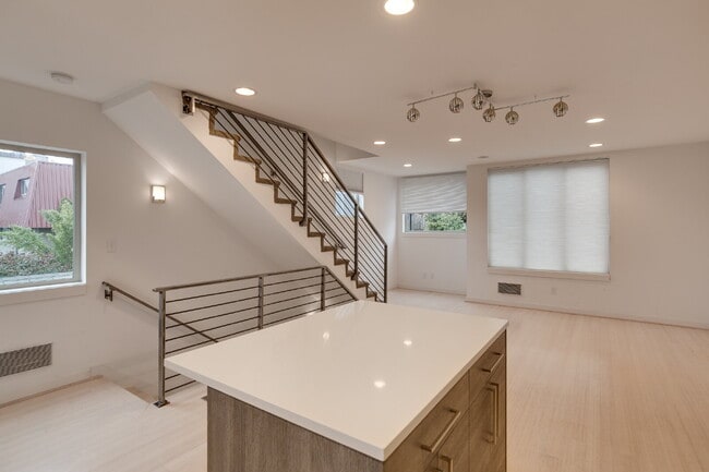 Modern Ballard 3 bedroom townhome for rent!