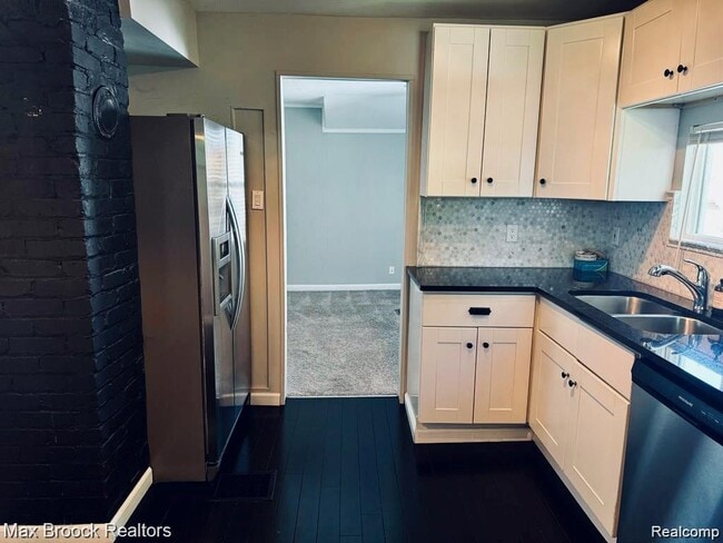 Photo - 465 E Oakridge Ave