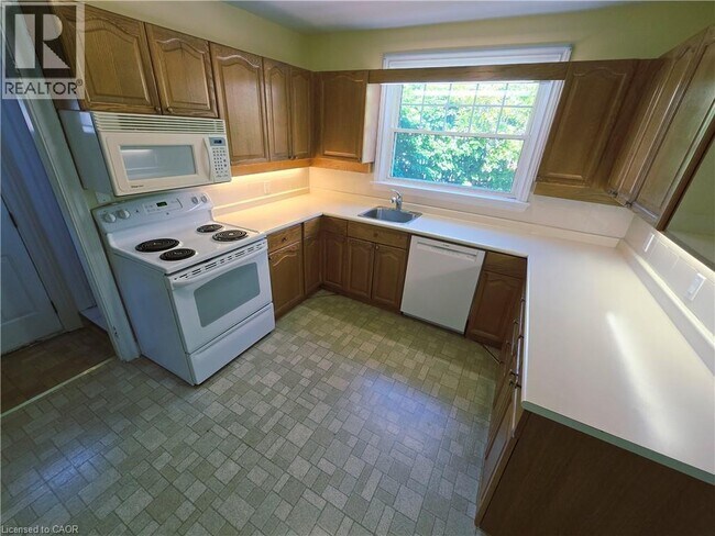 Photo - 2047 James St
