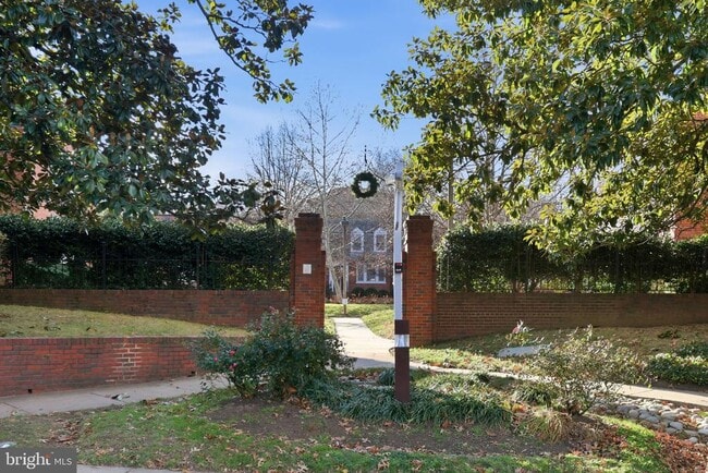 Building Photo - 1744 N Rhodes St Unit 310