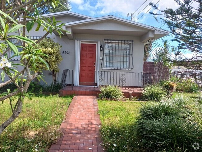 Building Photo - 5796 SW 5th St Rental