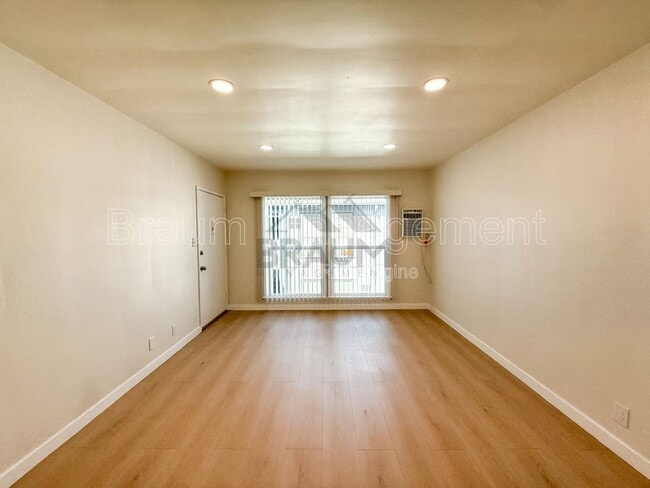 Photo - 7333 Woodman Ave Unidad 11