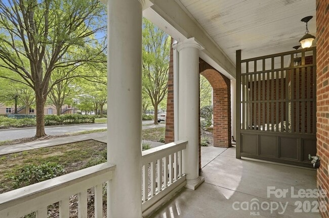 Photo - 614 E 9th St