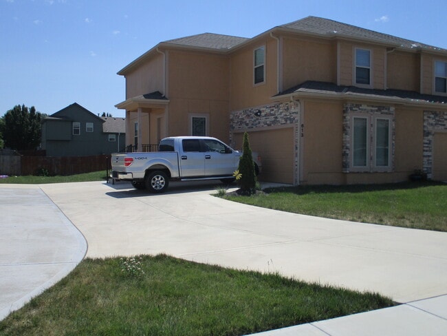 Building Photo - 613 S Meadowbrook St