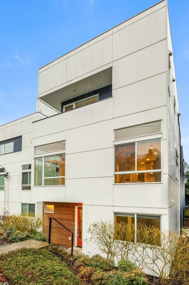 Photo - Fresh, Air-Conditioned Standalone Townhome in Coveted Lincoln Park