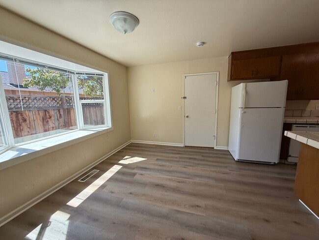 Photo - 1420 Primrose Way