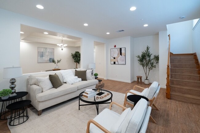 Building Photo - BEAUTIFUL 4 BED 3 BATH UNIT!!!!!